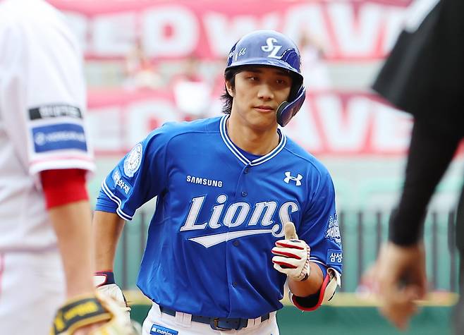 나오자마자 ‘훨훨’ 삼성 이재현이 9일 인천 SSG랜더스필드에서 열린 SSG와의 준플레이오프 1차전에서 포스트시즌 사상 첫 1회초 선두타자 초구 홈런을 친 뒤 그라운드를 달리고 있다. 연합뉴스