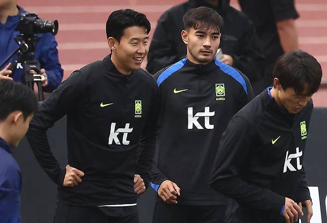 Players of the Korean men's national football team, including Son Heung-min and Jens Castrop, participate in a training session at Goyang Stadium in Goyang, Gyeonggi, on Oct. 7. [NEWS1]
