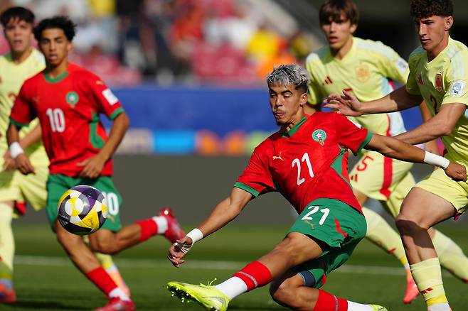 Morocco's Yassir Zabiri, center, kicks the ball during a FIFA U-20 World Cup Group C soccer match against Spain at National Stadium in Santiago, Chile, Sept. 28 [AP/YONHAP]