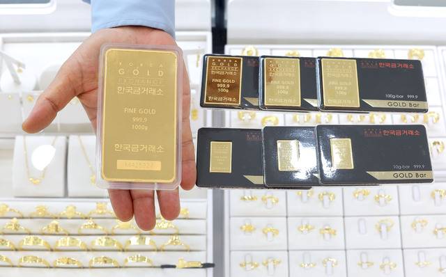 서울 종로구 한국금거래소에 진열된 금 제품들. 연합뉴스