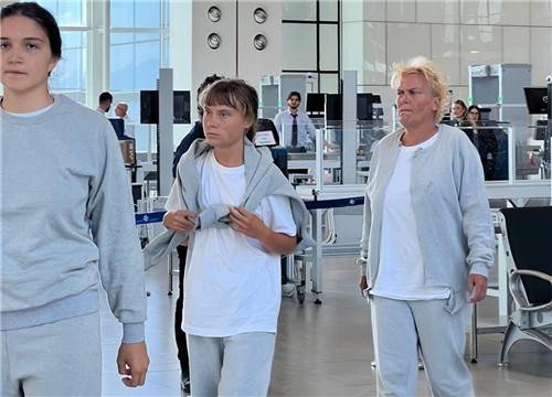 이스라엘 정부가 6일(현지시간) 스웨덴 환경운동가 그레타 툰베리를 포함한 팔레스타인 가자지구 구호선단 활동가 171명을 추방했다. 사진은 추방되는 그레타 툰베리. 연합뉴스