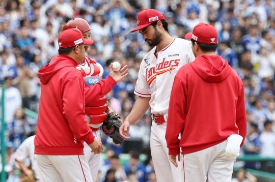 마운드 내려가는 SSG 선발 화이트. 사진[연합뉴스]