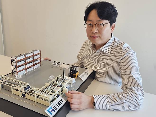 정성대 리셋컴퍼니 대표가 경기도 화성사무소에서 태양광 폐패널 재활용 로봇의 모형을 통해 작동 원리를 설명하고 있다.