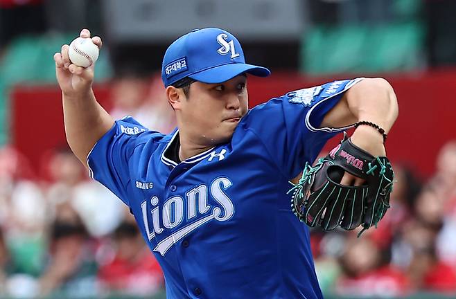 9일 오후 인천 SSG 랜더스필드에서 열린 프로야구 2025 신한 SOL뱅크 KBO 준플레이오프 1차전 삼성 라이온즈와 SSG 랜더스의 경기, 삼성 선발투수 최원태가 6회말 역투하고 있다. [사진 뉴스1]