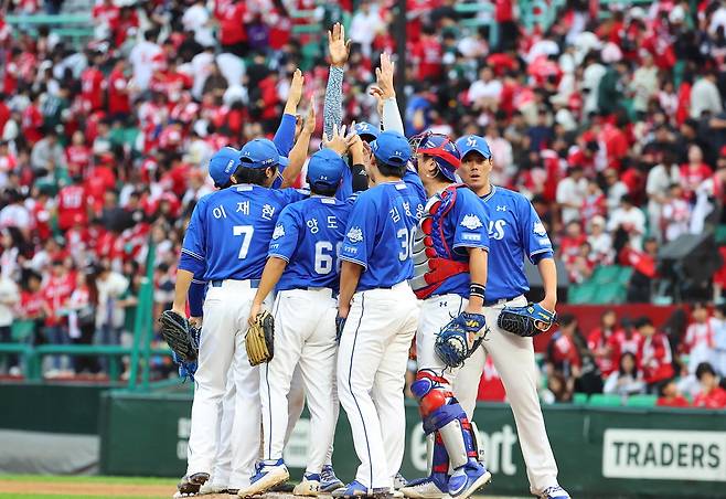 9일 인천 SSG랜더스필드에서 열린 2025 프로야구 KBO리그 포스트시즌 준플레이오프 1차전 삼성 라이온즈와 SSG 랜더스의 경기. 5대2로 승리한 삼성 선수들이 기뻐하고 있다.  연합뉴스