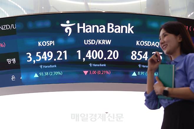 코스피가 사상 처음 3,500선을 돌파하며 종가 기준 역대 최고치인 3.549.21로 마감한 2일 오후 서울 중구 하나은행 딜링룸에서 딜러들이 업무를 보고 있다. 2025.10.2 [이승환기자]