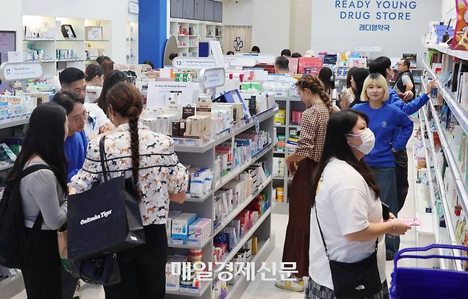 명동 약국 화장품 외국인 관광객에게 인기. 2025.10.8 [이승환기자]