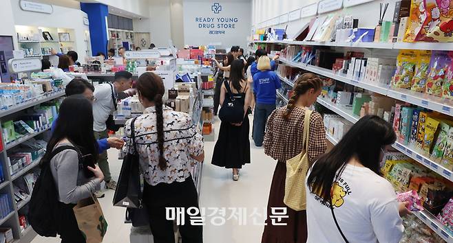 명동 약국 화장품 외국인 관광객에게 인기. 2025.10.8 [이승환기자]