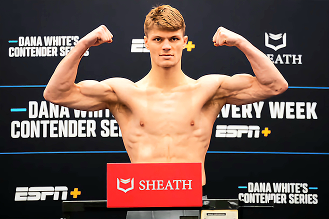 Cage Warriors 챔피언결정전 출신 윌리엄 마커스 리처드 커리가 2024년 9월 UFC 데이나 화이트 회장 겸 CEO 주최 선발대회 Contender Series 시즌8 4주차 미들급 계체를 통과하고 있다. 사진=TKO