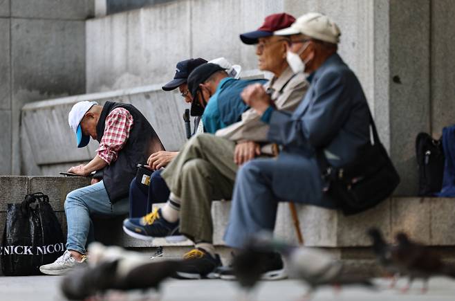 국내 고령인구가 사상 처음으로 1000만명을 돌파하며 초고령사회가 눈앞으로 다가온 가운데 신속한 상용화와 제도적 지원을 통해 에이지테크를 미래 핵심 산업으로 육성해야 한다는 목소리가 커진다. 사진은 지난 5월27일 서울 종로구 탑골공원에서 어르신들이 휴식을 취하고 있는 모습. /사진=뉴스1