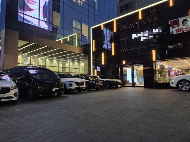 서울 강남의 한 피부과 주차장에 단체 관광객들이 타고 온 승합차가 주차돼있다. 이현웅 기자