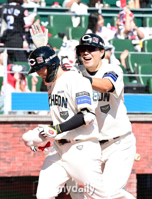 21일 오후 인천SSG랜더스필드에서 진행된 '2025 신한 SOL뱅크 KBO 리그' 두산-SSG의 경기. SSG 김성욱이 3회초 1사 1루에서 두산 선발 최승용에게 역전 투런 홈런을 때린 뒤 한유섬의 축하를 받고 있다./마이데일