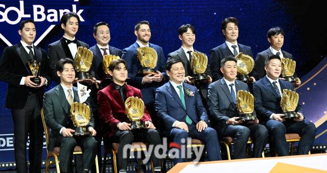 13일 오후 서울 삼성동 코엑스 오디토리움에서 진행된 '2024 KBO 골든글러브' 시상식에서 허구연 KBO총재와 골든글러브 수상자들이 포즈를 취하고 있다./마이데일리