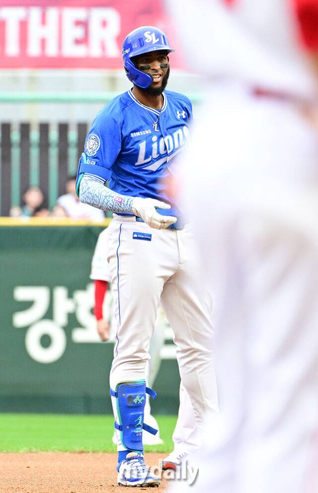 2025년 10월 9일 인천 SSG랜더스필드에서 진행된 '2025 신한 SOL뱅크 KBO리그 준플레이오프' 1차전 삼성-SSG의 경기. 삼성 디아즈가 4회초 무사 1루에서 1타점 2루타를 때린 뒤 기뻐하고 있다./인천 = 곽경훈 기자