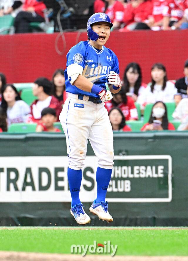 2025년 10월 9일 인천 SSG랜더스필드에서 진행된 '2025 신한 SOL뱅크 KBO리그 준플레이오프' 1차전 삼성-SSG의 경기. 삼성 김지찬이 4회말 1사 2루에서 적시타를 때린 뒤 환호하고 있다./인천 = 곽경훈 기자