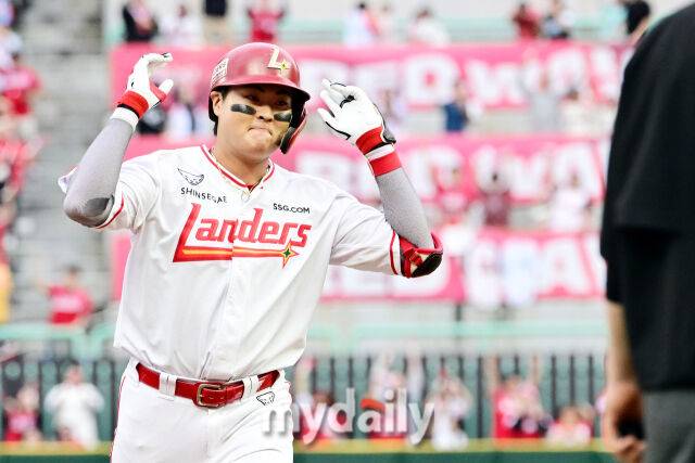 2025년 10월 9일 인천 SSG랜더스필드에서 '2025 신한 SOL뱅크 KBO리그 준플레이오프' 1차전 삼성-SSG의 경기. SSG 고명준이 5-0으로 뒤지던 7회말 1사 1루에서 삼성 김태훈을 상대로 2점 홈런을 때린 뒤 세리머니를 펼치고 있다./인천 = 곽경훈 기자