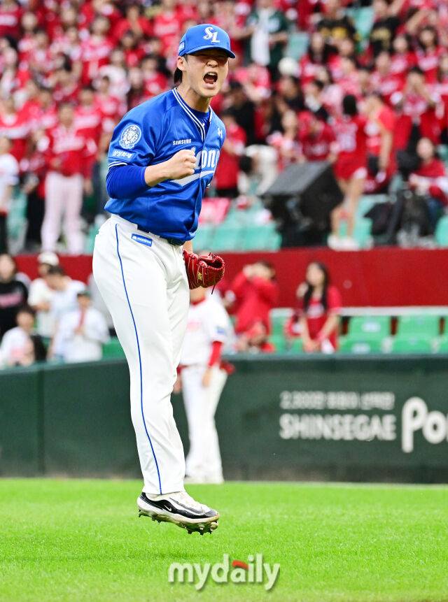 2025년 10월 9일 인천 SSG랜더스필드에서 '2025 신한 SOL뱅크 KBO리그 준플레이오프' 1차전 삼성-SSG의 경기. 삼성 이호성이 8회말 2사 만루에서 고명준을 내야 땅볼로 처리한 뒤 포효하고 있다./인천 = 곽경훈 기자