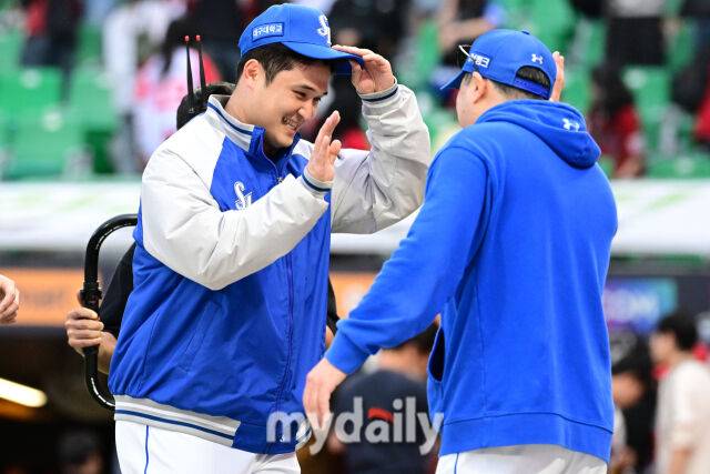 2025년 10월 9일 인천 SSG랜더스필드에서 '2025 신한 SOL뱅크 KBO리그 준플레이오프' 1차전 삼성-SSG의 경기. 삼성이 SSG를 상대로 5-2로 승리한 뒤 선발 최원태와 박진만 감독이 기뻐하고 있다./인천 = 곽경훈 기자