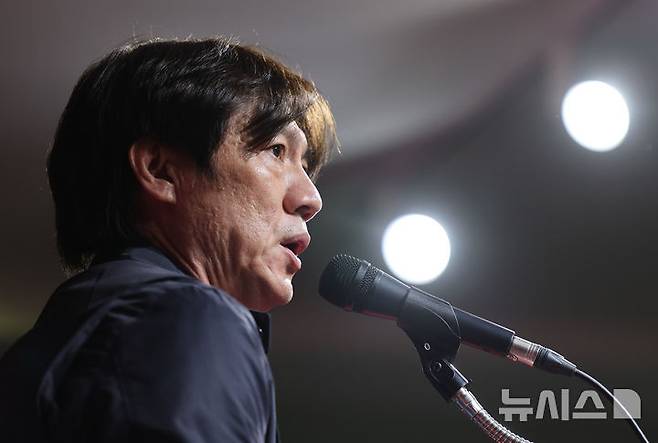 [서울=뉴시스] 황준선 기자 = 홍명보 대한민국 축구 국가대표팀 감독이 지난달 29일 오후 서울 종로구 축구회관에서 10월 A매치 소집 명단을 발표하고 있다. 대한민국 축구 국가대표팀은 오는 10월6일 소집돼 10월10일 오후 8시 브라질, 14일 오후 8시 파라과이와 친선경기를 치른다. 2025.09.29. hwang@newsis.com