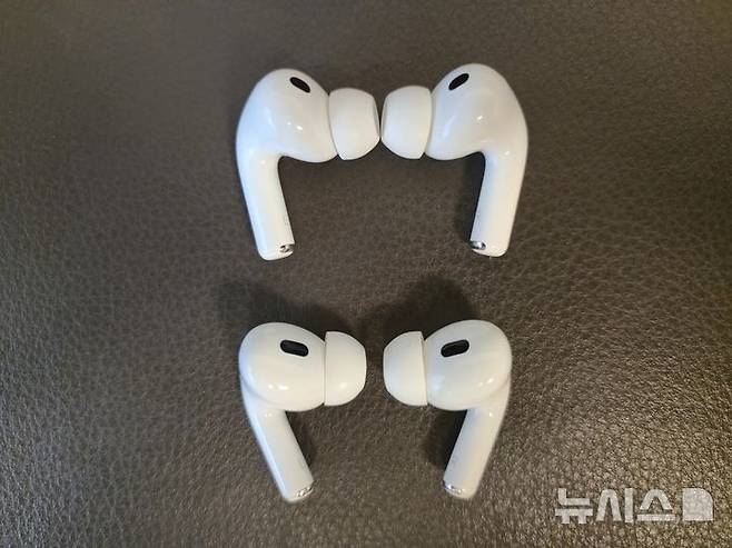 [서울=뉴시스]에어팟 프로3(위쪽)와 에어팟 프로2의 모습. 에어팟 프로3에는 보다 인체공학적인 설계가 반영돼 모양이 소폭 달라졌다. (사진=윤현성 기자)