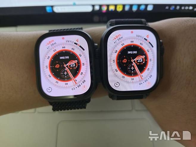 [서울=뉴시스]애플워치 울트라3(오른쪽)와 애플워치 울트라2. 두 제품의 기기 크기는 동일하나, 애플워치 울트라3가 베젤 크기를 더 줄여 실제 체감 화면 크기는 더 크다. (사진=윤현성 기자)