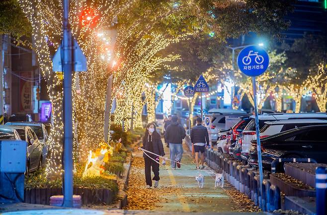 [구미=뉴시스] 송정맛길 야간경관. (사진=구미시 제공) 2025.10.09 photo@newsis.com *재판매 및 DB 금지