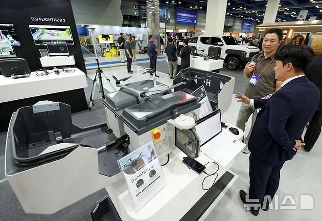 [서울=뉴시스] 김진아 기자 = 30일 서울 강남구 코엑스에서 열린 2025 코리아빌드위크에서 관람객들이 전시를 관람하고 있다.오는 2일까지 열리는 이번 전시는 국내외 700여 개의 기업이 참여했으며, 건설·건축 기자재/설계시공과 인테리어, 건설기술과 장비, 건축설비 등을 총 망라한 품목들이 선보여질 예정이다. 2025.07.30. bluesoda@newsis.com