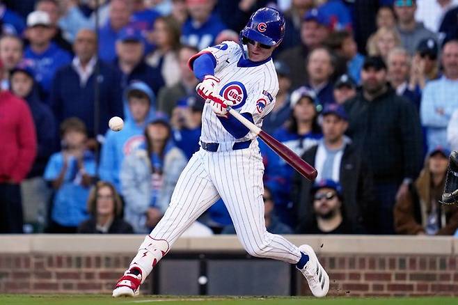 [시카고=AP/뉴시스] 시카고 컵스의 크로 피트-암스트롱이 9일(한국 시간) 미국 일리노이주 시카고의 리글리 필드에서 벌어진 2025 매이저리그 내셔널리그 디비전시리즈(NLDS·5전3선승제) 3차전에서 7번 타자 중견수로 선발 출전해 1회말 2타점 역전 결승타를 폭발하고 있다. 2025.10.09.