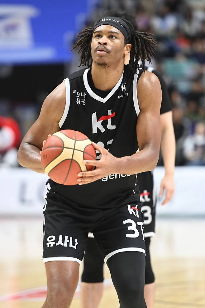 [서울=뉴시스] 프로농구 수원 KT의 아이재아 힉스. (사진 = KBL 제공) *재판매 및 DB 금지