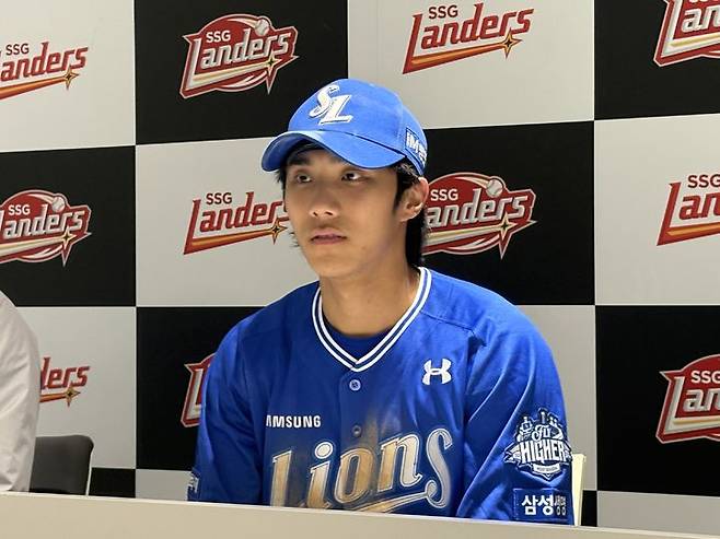 [인천=뉴시스] 신유림 기자 = 프로야구 삼성 라이온즈 이재현이 9일 인천 SSG랜더스필드에서 열린 SSG 랜더스와의 2025 신한 쏠뱅크 KBO 포스트시즌 준플레이오프(준PO·5전3선승제) 1차전에서 승리한 뒤 인터뷰를 하고 있다. 2025.10.09. spicy@newsis.com *재판매 및 DB 금지