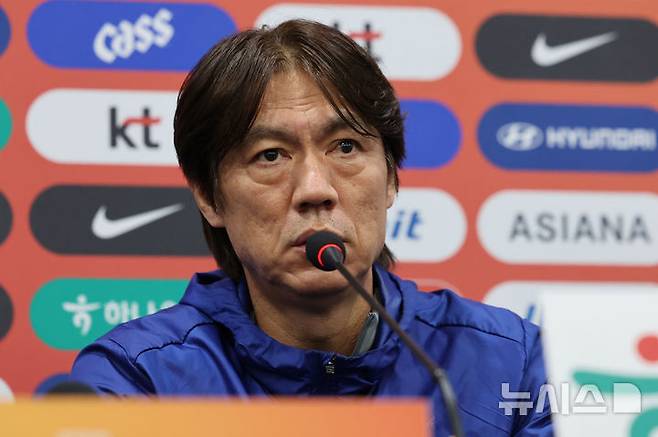[서울=뉴시스] 권창회 기자 = 브라질과 친선평가전을 앞둔 홍명보 대한민국 축구 국가대표팀 감독이 9일 오후 서울 마포구 상암월드컵경기장에서 열린 공식 기자회견에서 취재진 질문에 답하고 있다. 2025.10.09. kch0523@newsis.com