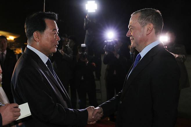 [평양=AP/뉴시스] 임천일(왼쪽) 북한 외무성 부상이 8일 조선 노동당 창건 80주년을 앞두고 평양을 방문한 드미트리 메드베데프 러시아 국가안보회의 부의장을 영접하고 있다. 2025.10.09.