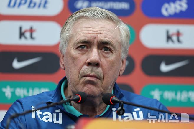 [서울=뉴시스] 권창회 기자 = 한국과 친선경기를 앞둔 안첼로티 브라질 축구국가대표팀 감독이 9일 오후 서울 마포구 상암월드컵경기장에서 열린 공식 기자회견에서 취재진 질문에 귀기울이고 있다. 2025.10.09. kch0523@newsis.com