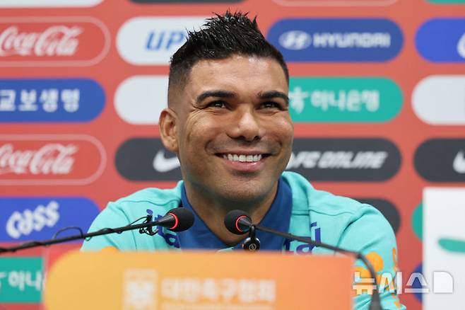 [서울=뉴시스] 권창회 기자 = 한국과 친선경기를 앞둔 카세미루 브라질 축구 국가대표팀 주장이 9일 오후 서울 마포구 상암월드컵경기장에서 열린 공식 기자회견에서 미소짓고 있다. 2025.10.09. kch0523@newsis.com