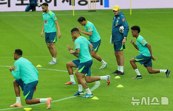 [서울=뉴시스] 권창회 기자 = 한국과 친성경기를 앞둔 브라질 축구국가대표팀 선수들이 9일 오후 서울 마포구 상암월드컵경기장에서 훈련을 하고 있다. 2025.10.09. kch0523@newsis.com
