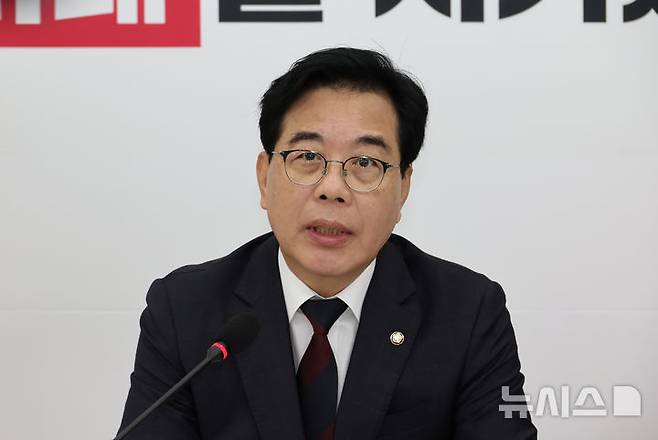 [서울=뉴시스] 김금보 기자 = 송언석 국민의힘 원내대표가 2일 오전 서울 여의도 국회에서 현안 관련 기자간담회를 하고 있다. 2025.10.02. kgb@newsis.com