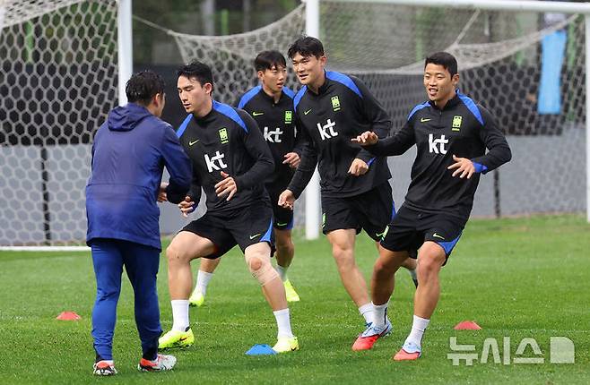 [고양=뉴시스] 김선웅 기자 = 브라질과의 평가전을 앞둔 대한민국 축구대표팀 김민재, 황희찬 등 선수들이 지난 7일 경기 고양시 고양종합운동장 보조경기장에서 훈련을 하고 있다. 2025.10.07. mangusta@newsis.com