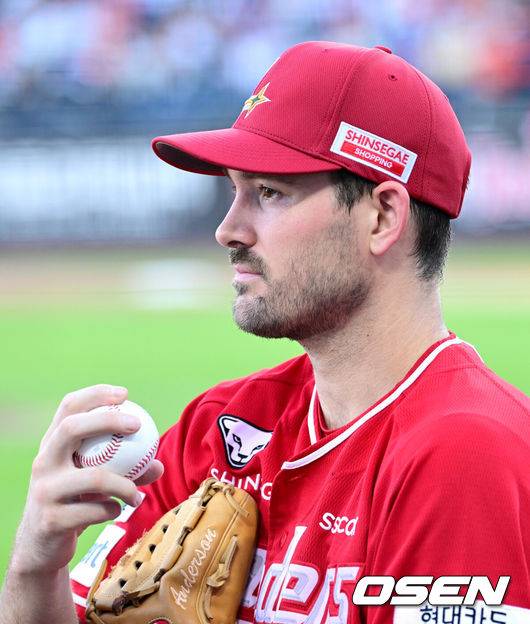 [OSEN=대전, 최규한 기자] 25일 대전 한화생명볼파크에서 ‘2025 신한 SOL Bank KBO리그’ 한화 이글스와 SSG 랜더스의 경기가 열렸다.홈팀 한화는 라이언 와이스, 방문팀 SSG는 드류 앤더슨을 선발로 내세웠다.SSG 선발 드류 앤더슨이 1회 투구를 앞두고 몸을 풀고 있다. 2025.07.25 / dreamer@osen.co.kr