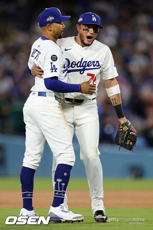 [사진] LA 다저스 무키 베츠와 미겔 로하스. ⓒGettyimages(무단전재 및 재배포 금지)