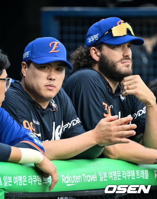 [OSEN=조은정 기자] 한화 류현진과 코디 폰세. 2025.08.09 /cej@osen.co.kr