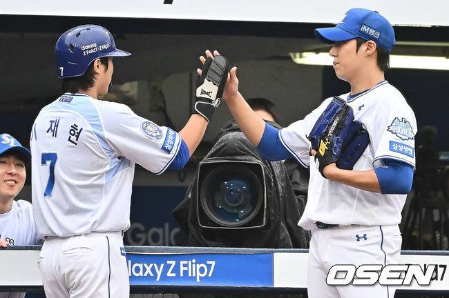 [OSEN=대구, 이석우 기자] 7일 대구 삼성라이온즈파크에서 2025 신한 SOL뱅크 KBO 와일드카드 결정전 삼성 라이온즈와 NC 다이노스의 경기가 열렸다. 홈팀 삼성은 로건이 방문팀 NC는 원태인이 선발 투수로 출전했다.삼성 라이온즈 이재현이 1회말 2사 만루 이성규의 밀어내기 볼넷때 득점을 하고 원태인과 하이파이브를 하고 있다. 2025.10.07 / foto0307@osen.co.kr