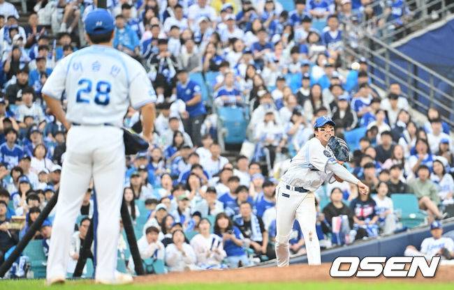 [OSEN=대구, 이석우 기자] 7일 대구 삼성라이온즈파크에서 2025 신한 SOL뱅크 KBO 와일드카드 결정전 삼성 라이온즈와 NC 다이노스의 경기가 열렸다. 홈팀 삼성은 로건이 방문팀 NC는 원태인이 선발 투수로 출전했다.삼성 라이온즈 김영웅이 8회초 NC 다이노스 최원준의 어려운 타구를 잡아 1루에 던져 아웃시키고 있다. 2025.10.07 / foto0307@osen.co.kr