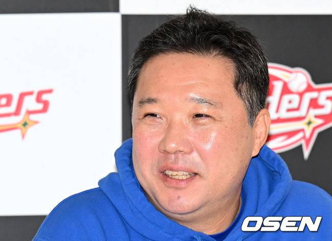 [OSEN=인천, 이대선 기자] 9일 인천 SSG랜더스필드에서 2025 신한 SOL뱅크 KBO리그 준플레이오프(5전 3선승제) 1차전 SSG 랜더스와 삼성 라이온즈의 경기가 열렸다.SSG은 화이트, 삼성은 최원태를 선발 투수로 내세웠다.경기에 앞서 삼성 박진만 감독이 인터뷰를 하고 있다. 2025.10.09 /sunday@osen.co.kr