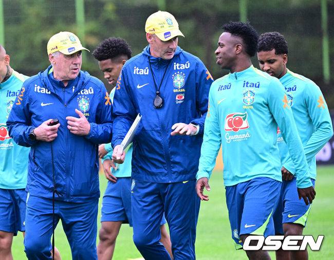 [OSEN=고양, 최규한 기자] 홍명보호와 평가전을 앞둔 브라질 축구 대표팀이 7일 오후 경기도 고양종합운동장 보조경기장에서 공식 훈련을 펼쳤다.한국 축구대표팀과 브라질은 오는 10일 서울월드컵경기장에서 친선경기를 갖는다.브라질 비니시우스와 카를로 안젤로티 감독이 훈련을 앞두고 대화를 나누고 있다. 2025.10.07 / dreamer@osen.co.kr