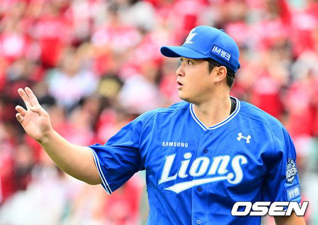 [OSEN=인천, 지형준 기자] 9일 인천 SSG랜더스필드에서 2025 신한 SOL뱅크 KBO리그 준플레이오프(5전 3선승제) 1차전 SSG 랜더스와 삼성 라이온즈의 경기가 열렸다.SSG은 화이트, 삼성은 최원태를 선발 투수로 내세웠다.3회말 수비를 마친 삼성 최원태가 더그아웃으로 향하고 있다. 2025.10.09 /jpnews@osen.co.kr