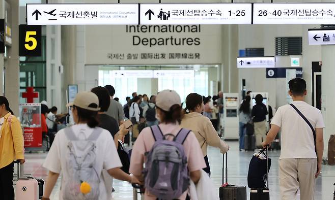 최장 열흘간의 추석 연휴 엿새째를 맞은 8일 제주국제공항 국제선 출발장이 제주 여행을 한 뒤 돌아가는 관광객들과 남은 추석 기간 해외여행을 하려는 사람들로 붐비고 있다. 연합뉴스