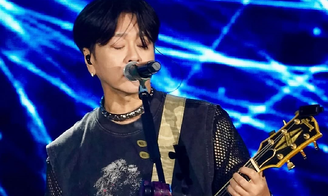 윤도현이 후배 밴드 그룹 QWER에 공개 응원을 보냈다. 윤도현 SNS 캡처