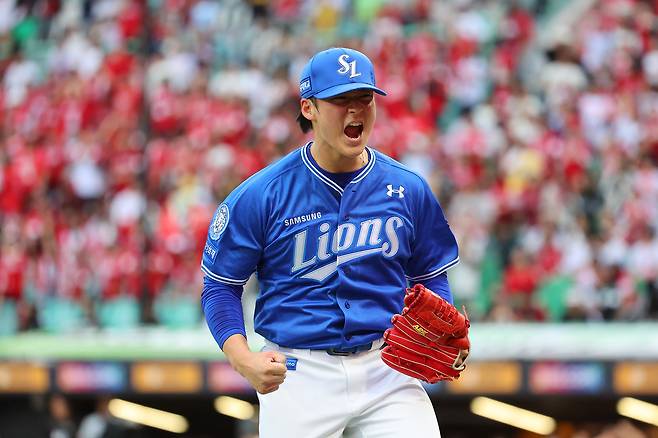 9일 인천 SSG랜더스필드에서 열린 2025 프로야구 KBO리그 포스트시즌 준플레이오프 1차전 삼성 라이온즈와 SSG 랜더스의 경기. 8회 말 2사 만루 상황 삼성 이호성이 만루 위기를 벗어나며 환호하고 있다. 연합뉴스