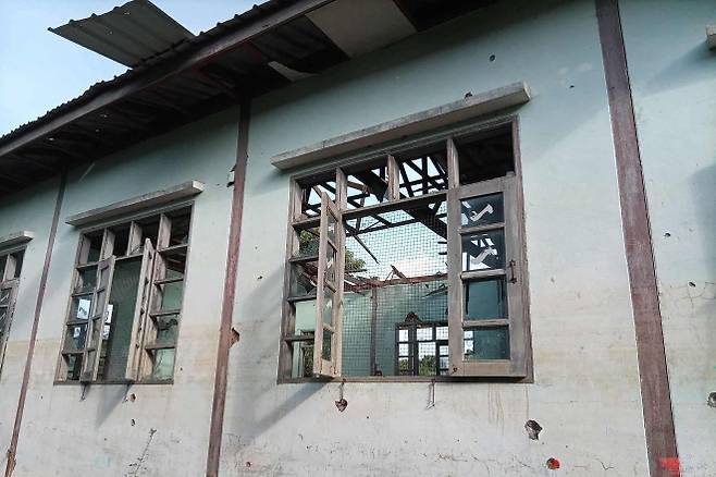 지난 6일(현지시간) 밤 미얀마 중부 사가잉 지역 차웅우 마을에서 일어난 패러글라이더 폭탄 투하로 파손된 건물 모습. 불교 축제 행사 도중 저질러진 이날 공격으로 최소 24명이 사망하고 50명 넘게 부상한 것으로 전해졌다. 2025.10.7 페이스북 계정 ‘Yebaw Hlyat Cee’ 제공 AFP 연합뉴스