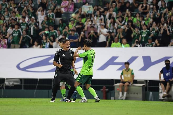 K리그1 전북 현대에서 선수들의 부상 예방과 재활, 치료 전반을 관리하는 지우반 올리베이라 의무팀장은 팬들에게 ‘봉동 화타’라는 별명으로 통한다. 사진은 골을 넣은 이승우와 함께 춤을 추며 기뻐하는 모습. 한국프로축구연맹 제공